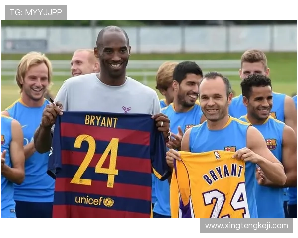 巴萨名宿久利探访武汉三镇，与俱乐部互赠8号球衣